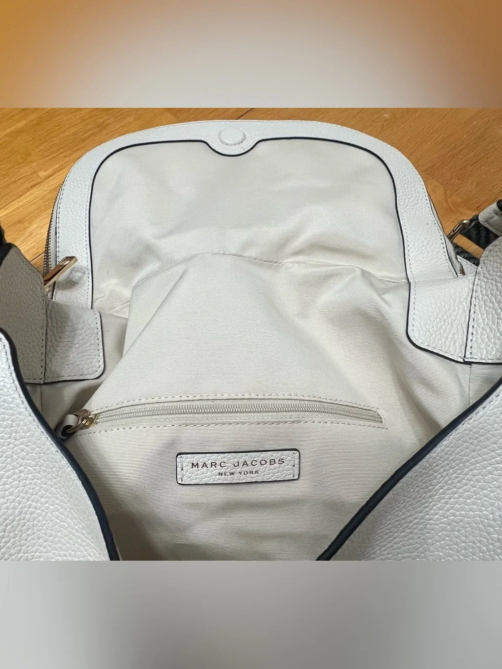 Marc Jacobs The Groove Leather Messenger Bag in Cream